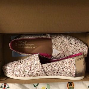 NWOT Sz 8 glitter “candy cane” Toms